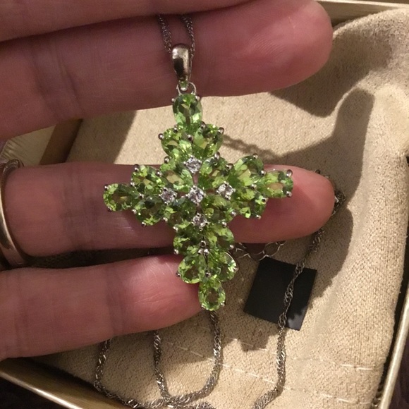 New 13.14 TCW Manchurian Peridot & 0.40TW White Topaz Rhodium/925 Cross Necklace - Picture 2 of 16